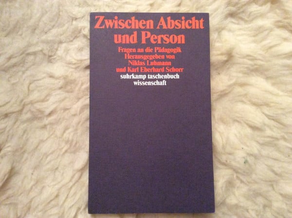 Zwischen Absicht und Person: Fragen an die Pädagogik (suhrkamp taschenbuch wissenschaft)