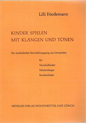 Kinder spielen mit Klängen und Tönen