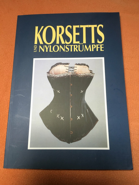 Korsetts und Nylonstrümpfe. Frauenunterwäsche als Spiegel von Mode und Gesellschaft zwischen 1890 und 1960