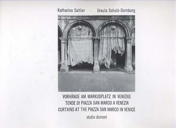 Vorhänge am Markusplatz in Venedig: Dt./Engl./Ital