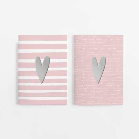2er Set Notizheft DIN A5 (blanko) in rosa mit 2 verschiedenen Herz-Motiven und jeweils 40 Seiten in weiß mit 120 g Papier. Vorderseite mit hochwertiger Silberfolien-Veredelung.