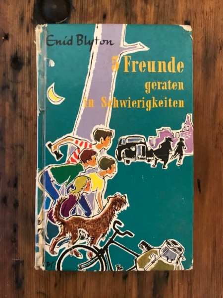 5 Freunde geraten in Schwierigkeiten.