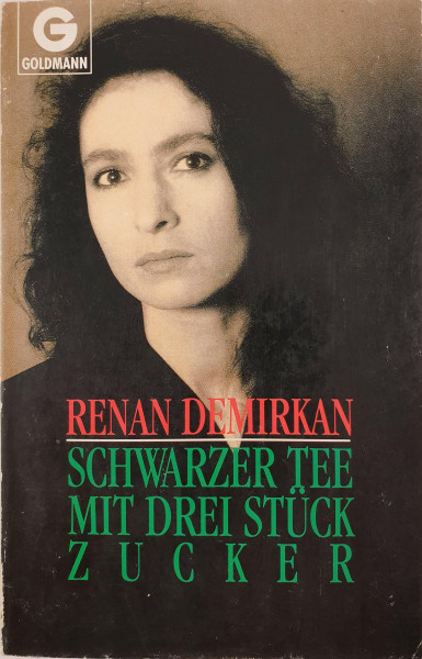 Schwarzer Tee mit drei Stück Zucker