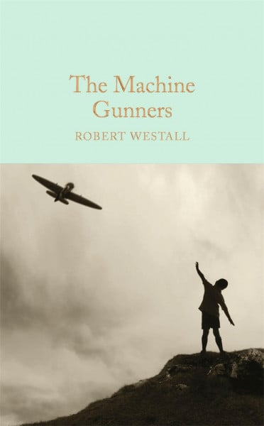 The Machine Gunners: Winner of the CILIP Carnegie Medal 1975 (Macmillan Collector's Library, 80)