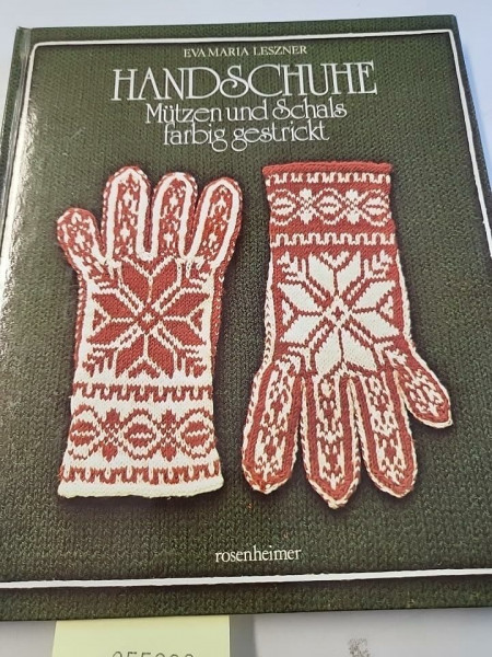 Handschuhe, Mützen und Schals farbig gestrickt