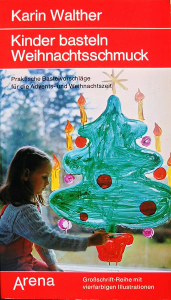 Kinder basteln Weihnachtsschmuck.