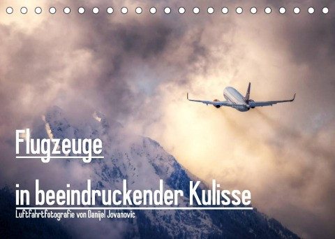 Flugzeuge in beeindruckender KulisseAT-Version (Tischkalender 2023 DIN A5 quer)