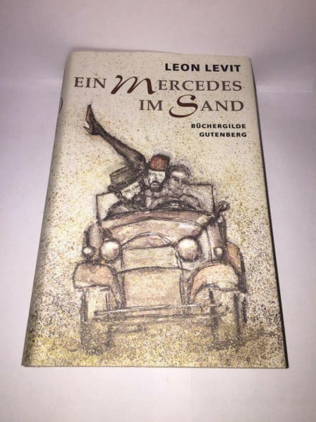 Ein Mercedes im Sand.