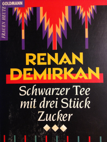 Schwarzer Tee mit drei Stück Zucker