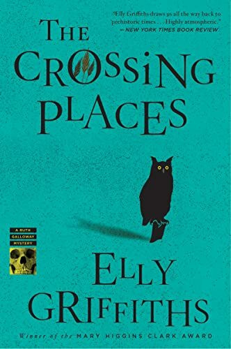 The Crossing Places (Ruth Galloway Mysteries): The First Ruth Galloway Mystery―An Edgar Award Winner