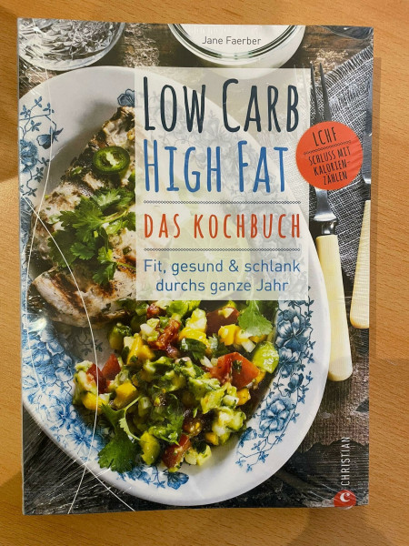 Low Carb High Fat – Das Kochbuch: Fit, gesund & schlank durchs ganze Jahr