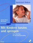 Mit Kindern tanzen und springen