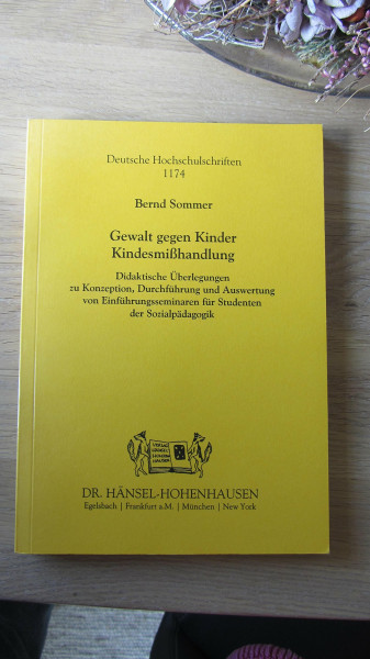 Gewalt gegen Kinder. Kindesmißhandlung. Didaktische Überlegungen zu Konzeption, Durchführung und Auswertung von Einführungsseminaren für Studenten der Sozialpädagogik (Deutsche Hochschulschriften)