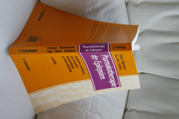 Pharmakotherapie der Epilepsien: Tabellarische Darstellung unter besonderer Berücksichtigung der Pharmakokinetik
