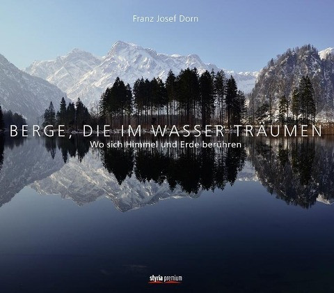 Berge, die im Wasser träumen