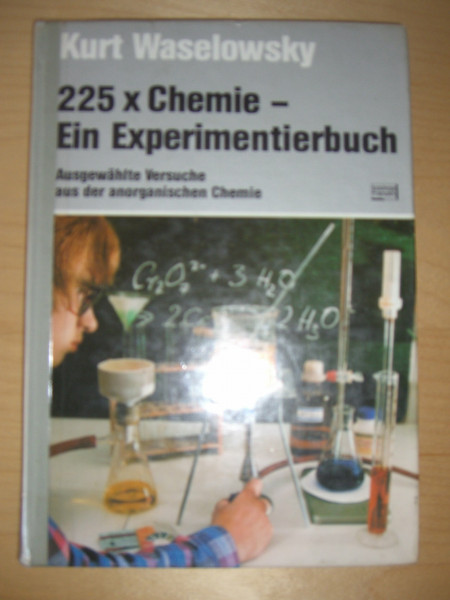 225 x Chemie. Ein Experimentierbuch. Ausgewählte Versuche aus der anorganischem Chemie