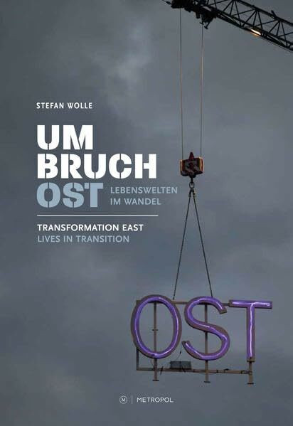 Umbruch Ost / Transformation East: Lebenswelten im Wandel. Begleitband zur gleichnamigen Ausstellung / Lives in Transition. Companion volume to the eponymous exhibition