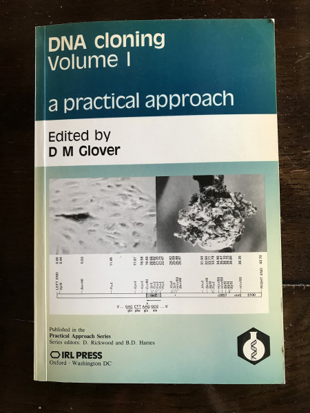 DNA Cloning: v. 1: A Practical Approach (DNA Cloning: A Practical Approach)