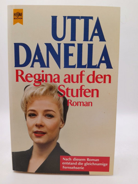 Regina auf den Stufen.