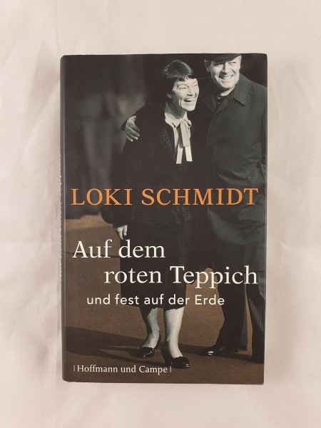 Auf dem roten Teppich und fest auf der Erde.